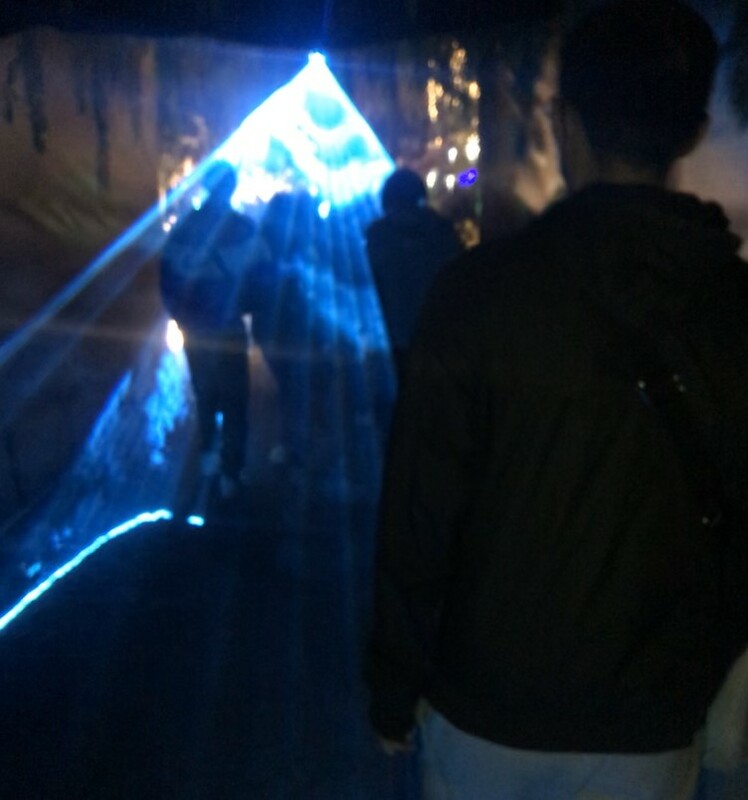 台中燈會「龍之異次元」使用大量雷射光束，有遊客陸續反映，拍完「蟲洞」後，手機感光元件損壞。   圖：張柏源攝