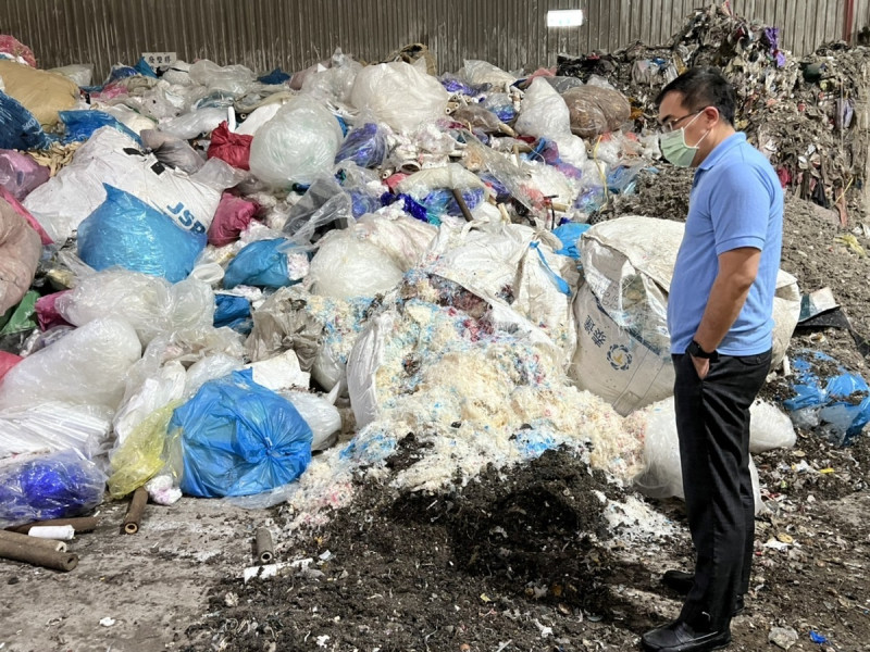 環境部長彭啓明呼籲，大家除了爭取AI大廠，也要支持資源回收；廢棄物處理的目標是全回收、零廢棄。   圖/彭啓明臉書粉專