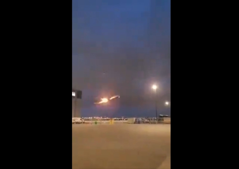 加拿大航空公司旗下的波音 777 客機日前準備從多倫多飛往巴黎時，剛起飛後沒多久引擎就開始冒火，緊急迫降於原機場。   圖：翻攝自 @manamuntu X 帳號