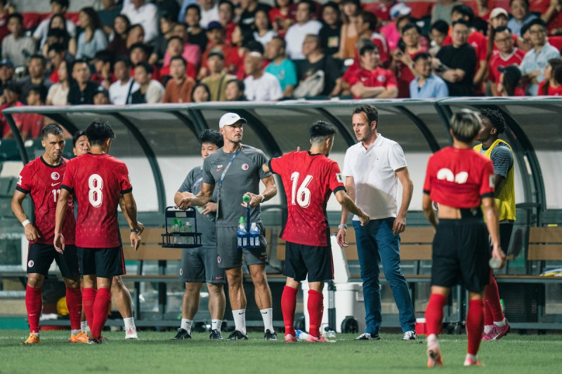 香港足球代表隊在香港大球場迎戰伊朗隊，3人因為在國歌播放時「轉過身或未起立」被抓。   圖：翻攝臉書香港力量