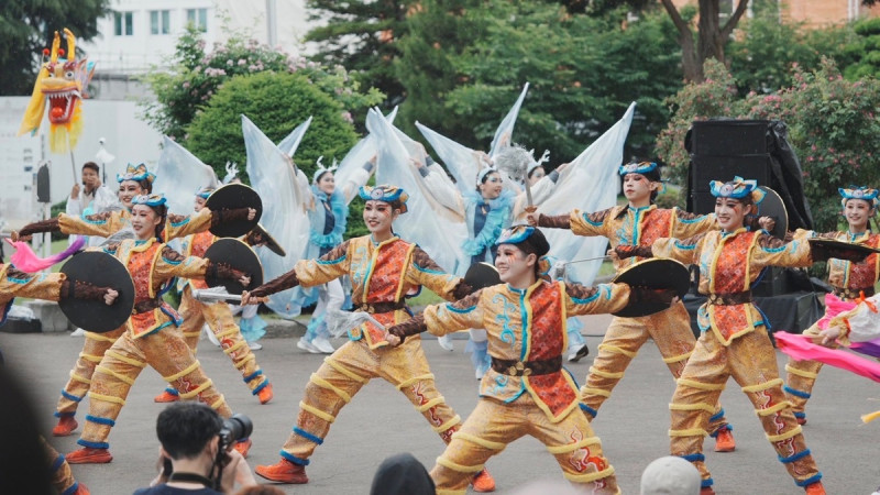 代表台灣參與索朗祭的台南應用科技大學舞蹈系團隊也來自台南，編舞以「龍來台灣」為主題，融合台南四百劍獅元素，為眾人祈福。   圖：台南市政府提供