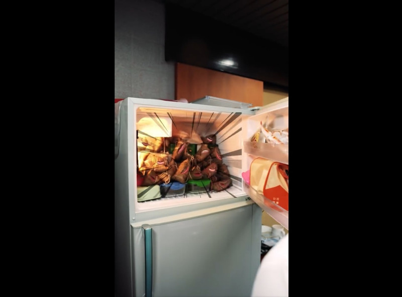 蔣萬安一打開冰箱，就看到滿滿的粽子。   圖：截取自 蔣萬安 Facebook 分享影片