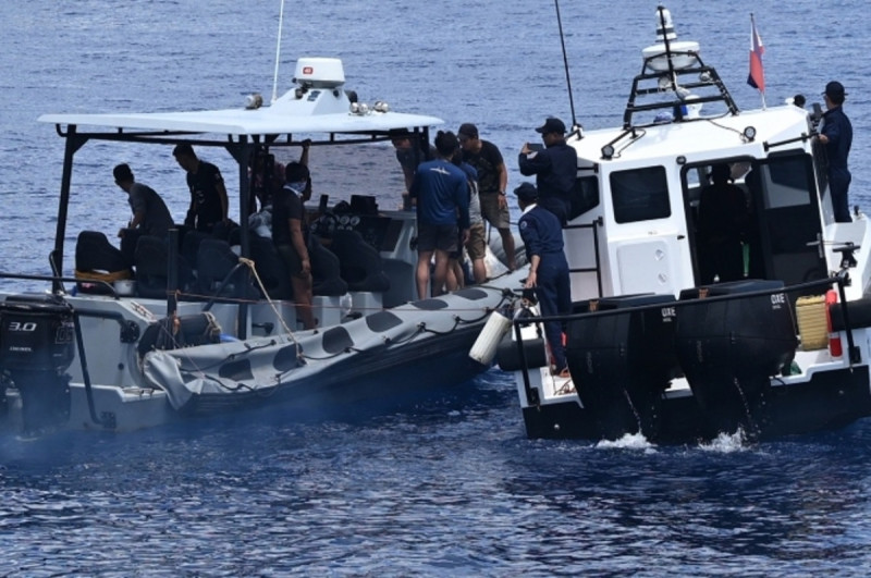 中國海警人員登上菲律賓補給船檢查。   圖 : 翻攝自解放軍南部戰區