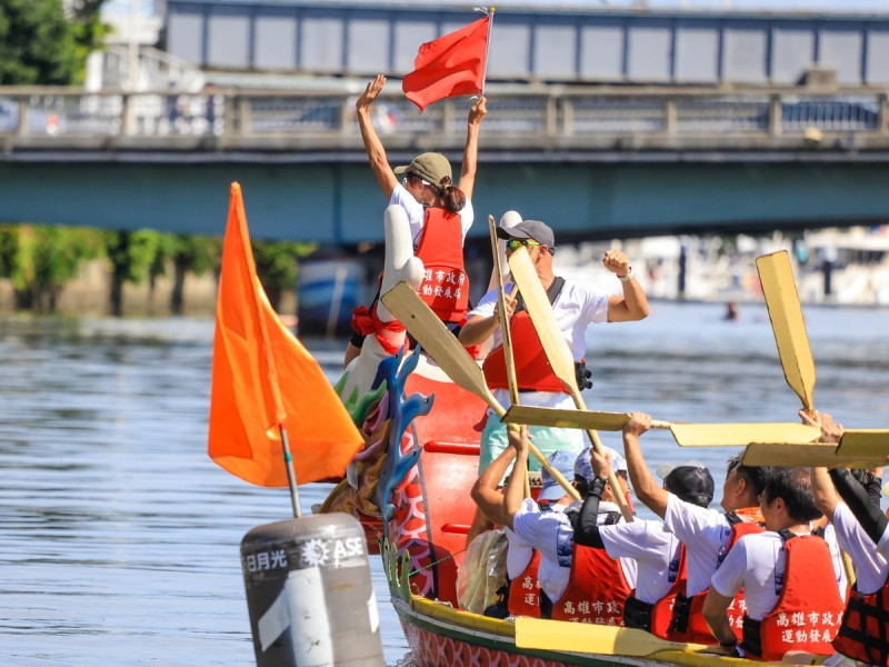 日本台灣交流協會高雄事務所組成兩支「日台KIZUNA龍舟隊」，在國際組奪標成功。   圖：高雄市行國處/提供