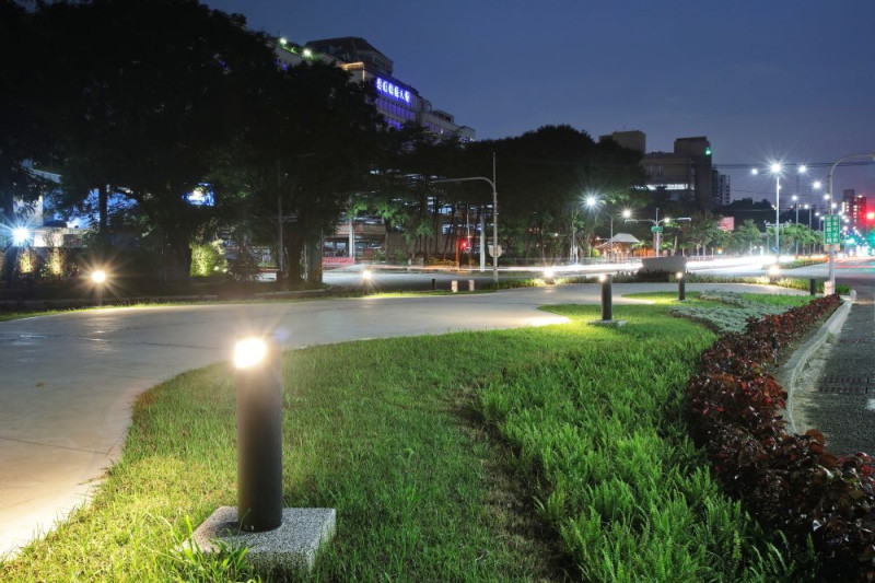 澄清湖大門入口前增設夜間照明設施。   圖：高雄市觀光局/提供