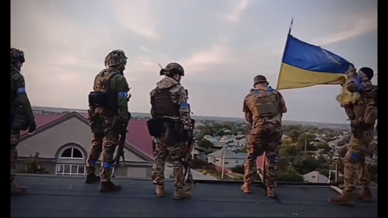 烏克蘭士兵將俄羅斯國旗拆除後，插上烏克蘭的國旗。   圖：擷取自 @ukrainiansquad X 分享影片