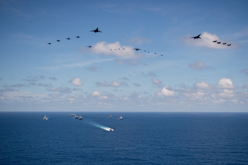 美軍「勇敢之盾2024」軍演，美國核動力航空母艦「雷根號(CVN-76)」與日本海上自衛隊機艦在菲律賓海進行聯合演練。   圖：翻攝「X」@USPacificFleet