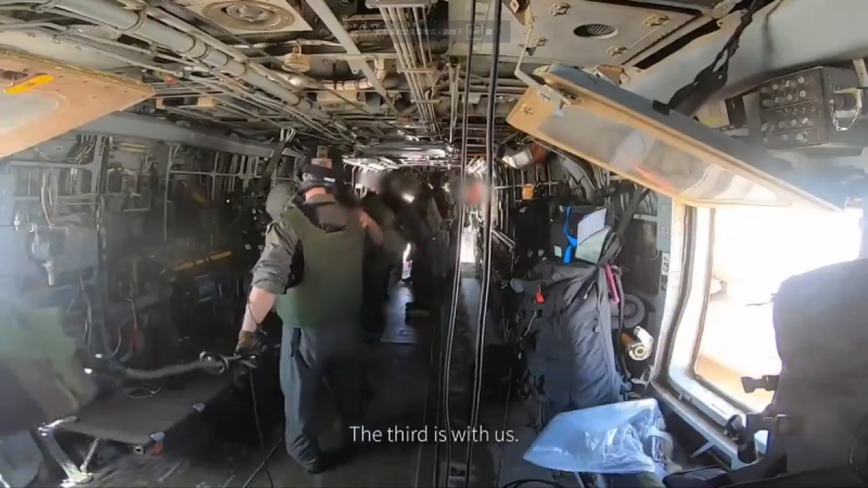 三名男性人質乘直升機撤退回以色列的過程影片。   圖 : 翻攝自影片