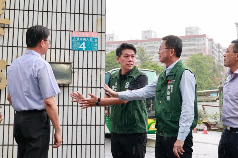 李柏毅(左二)、郭添貴(右二)與軍方進行海光俱樂部圍牆拆除會勘。   圖：李柏毅服務處/提供