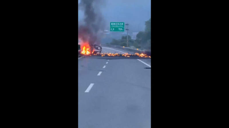 中國近期發生一起電動車車禍事件，整台汽車連殘骸在高速公路上燃燒。   圖：擷取自 @Jam79922967 X 分享影片