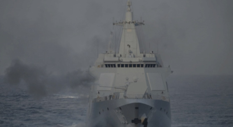 中國編隊各艦按預案對目標實施精確打擊。   圖：翻攝自央視軍事