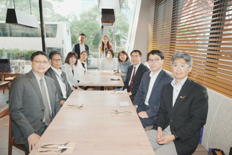 黃偉哲與北海道多位道議員會面。   圖：台南市政府提供