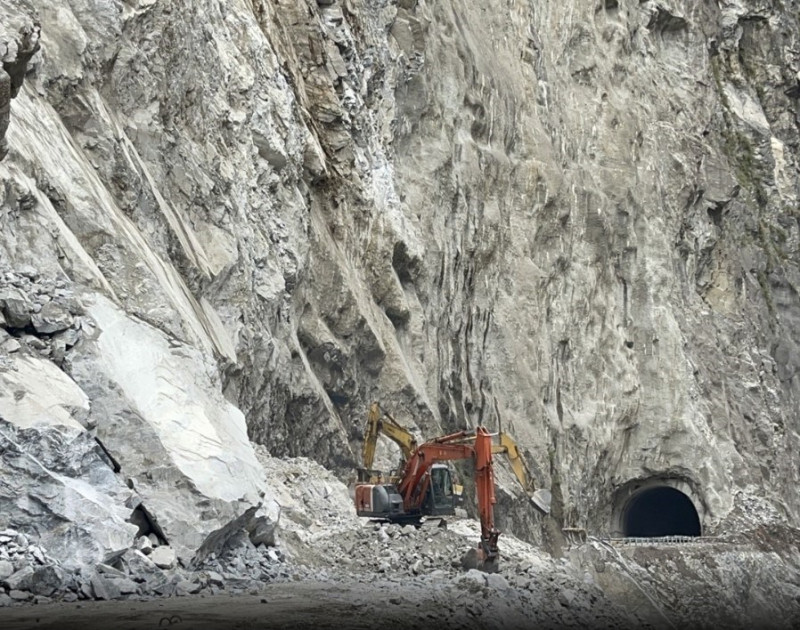 中橫公路台8線174.8k錐麓隧道東口，昨(12)日清晨發生上邊坡坍方雙向阻斷。今(13)日交通部公路局宣布，今日中午11時完成清坍搶通及災害路段路面整理與警示設施設置後，開放中午12時至13時放行。   圖：翻攝自交通部公路局官網