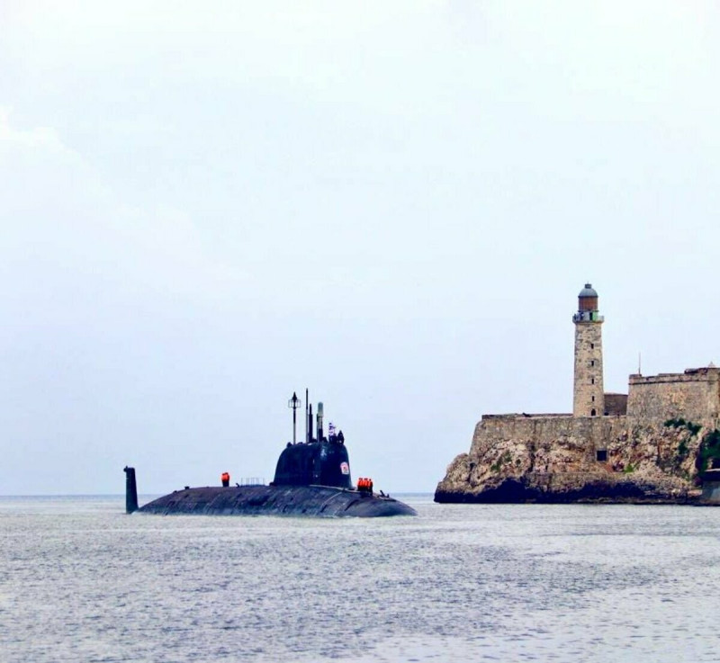 俄羅斯海軍的亞森級巡航導彈核潛艦「喀山號」 12 日拜訪古巴，中國軍事專欄作者認為，俄羅斯此舉是打算分散美軍在各國的兵力，削減美軍在海外的作戰能力。圖為喀山號停靠古巴港口。   圖：翻攝自 @Udit_k24 X 帳號