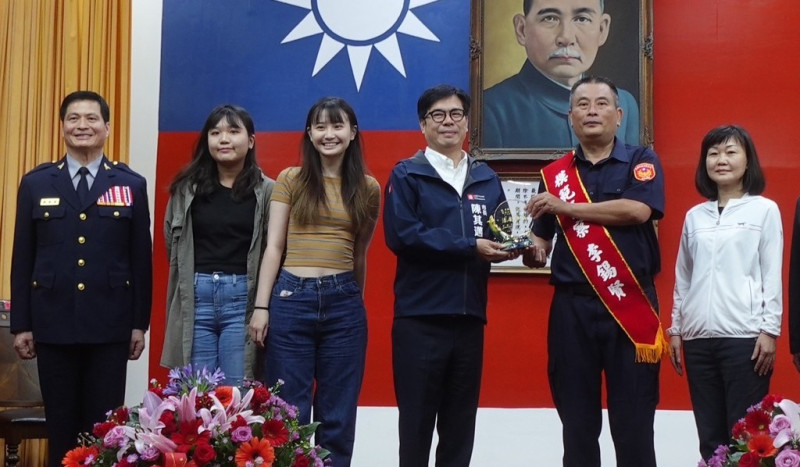 陳其邁(右三)頒獎表揚模範警察。   圖：高雄市警察局/提供