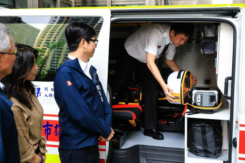 「人杰老四川餐飲」捐贈的救護車配備精良醫療設備。   圖：高雄市政府/提供