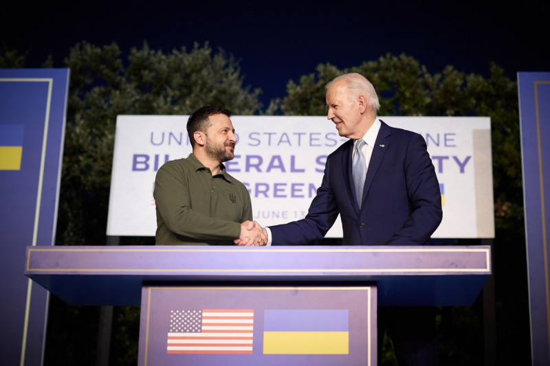 烏克蘭總統澤連斯基（左）與美國總統拜登在義大利七國集團高峰會再度會面，雙方簽訂1項「十年安全協議」。   圖：翻攝自澤連斯基臉書