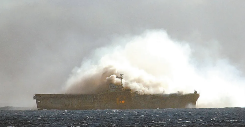 「環太平洋2010」軍演期間，美軍靶艦「新奧爾良」被擊中的畫面   圖 : 翻攝自騰訊網