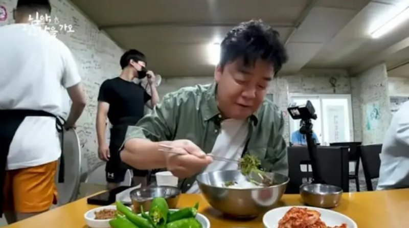 韓國廚師白鐘元探店影片中，左邊穿白色衣服的人是金某。   圖 : 翻攝自騰訊網
