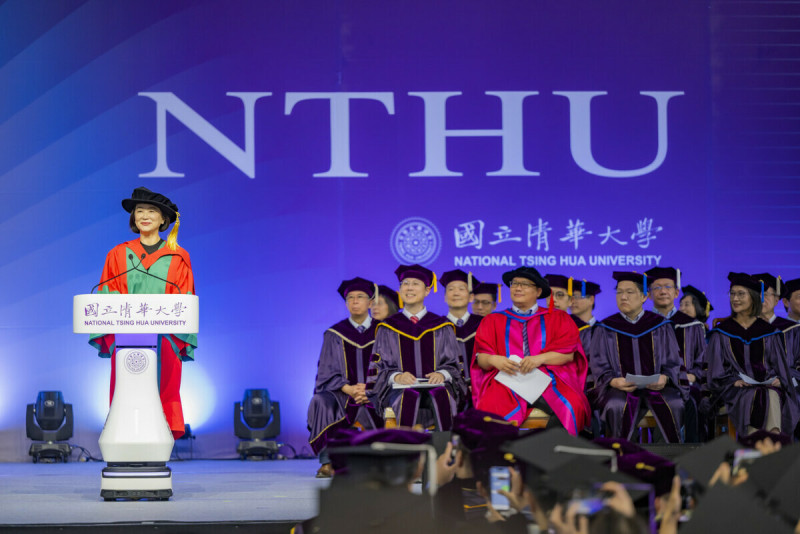 資深影星林青霞受邀在清華大學畢業典禮上致詞，今(15)日她穿上博士袍，分享了她的人生故事。   圖：清華大學／提供