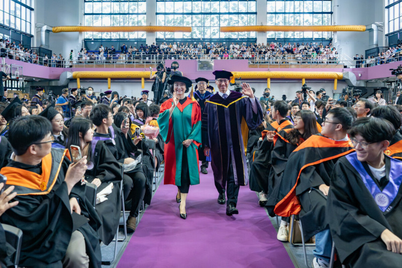 資深影星林青霞受邀在清華大學畢業典禮上致詞，她今(15)日穿上博士袍，分享了她的人生故事。   圖：清華大學／提供