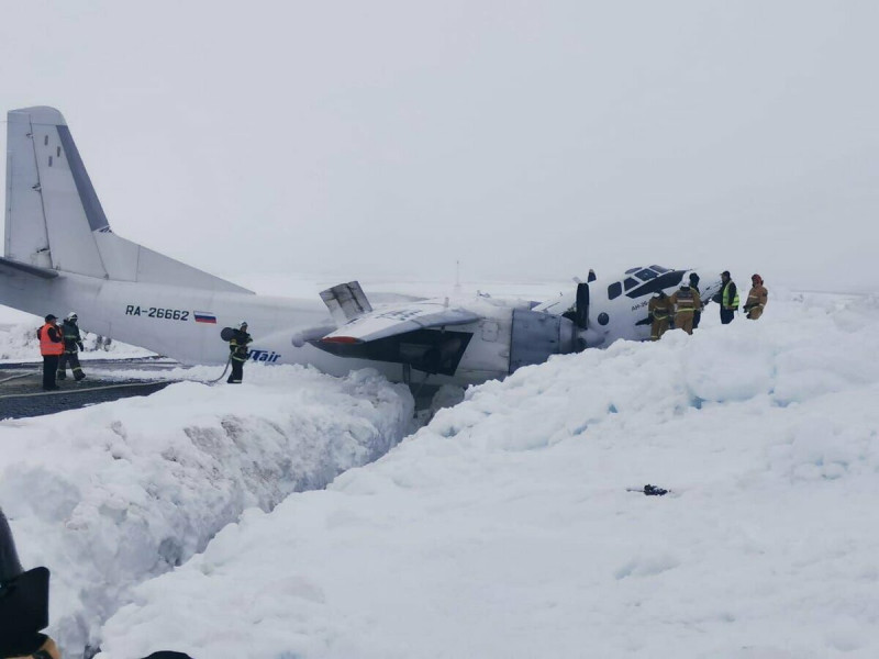 俄羅斯烏塔航空（Utair）墜機，機身斷成兩截，但機上41人竟全數奇蹟生還。   圖/取自X平台@utair