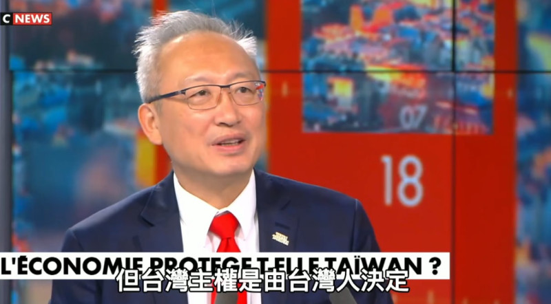 駐法代表吳志中接受法國電視台專訪，強調台灣的重要性不只在於經濟，更在於民主與價值，台灣主權是由台灣人決定，而非由法國、美國或中國。   圖：翻攝自法國的十萬個為什麼臉書影片