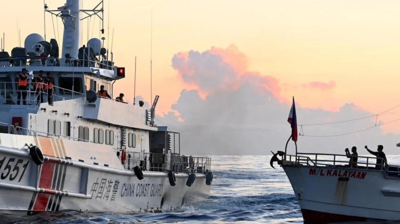 中國海警船攔截一艘正在執行向南海擱淺的菲律賓海軍艦艇運送物資任務的菲律賓船隻。   圖：翻攝菲律賓武裝部隊官網