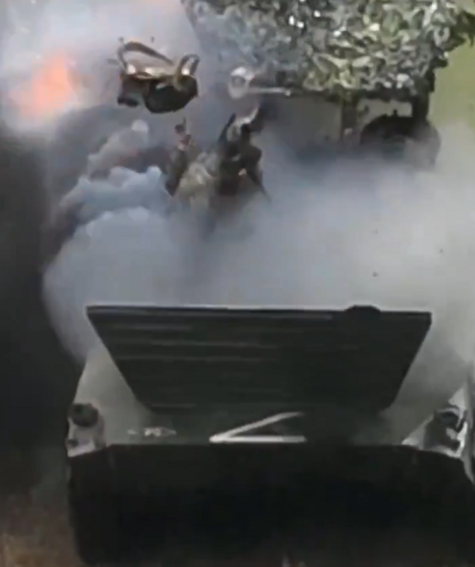 當運兵車遭到烏軍攻擊時，坐在運兵車外的俄軍被炸到空中。   圖：翻攝自華夏人1號支持烏克蘭 X（前推特）帳號