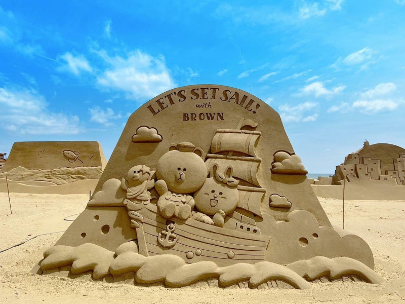 「LINE FRIENDS」主題沙雕作品(113年5月31日至113年10月13日)。   圖：翻攝自東北角及宜蘭海岸國家風景區官網