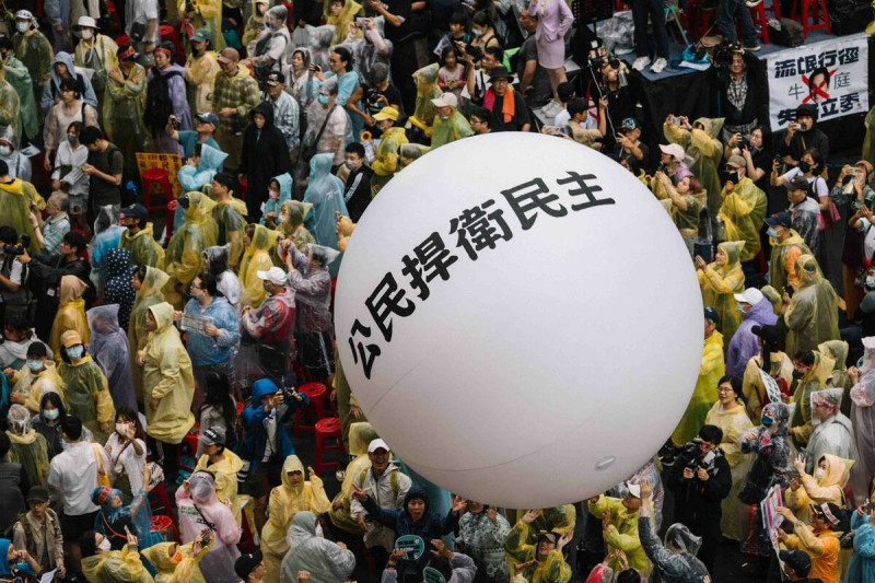 台灣公民陣線號召青鳥3日重返立院，反提高罷免門檻。   圖：翻攝自賴中強臉書