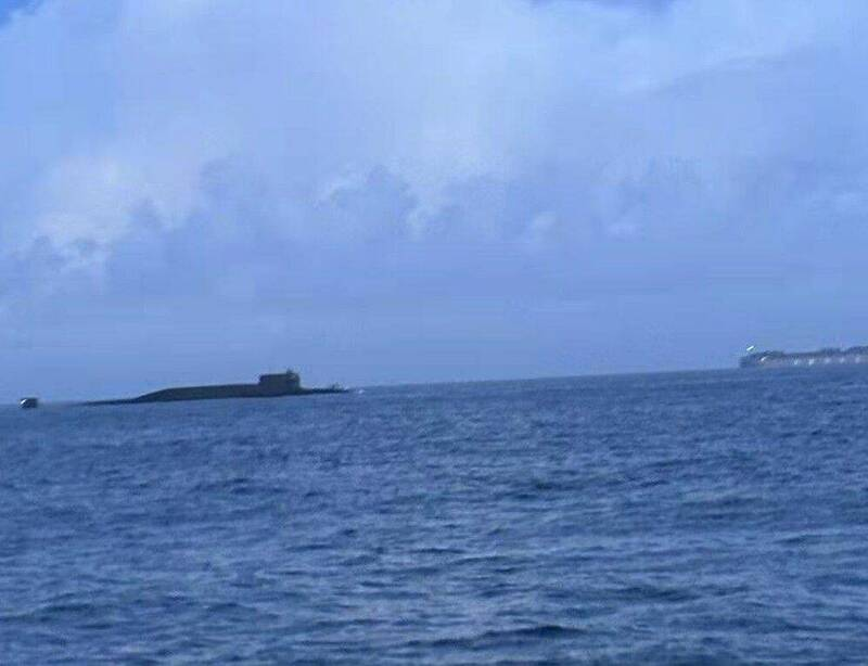 澎湖漁民18日清晨捕撈小管作業時，驚傳目擊中國潛艦浮出水面。   圖：翻攝「X」@Yucohanhan_ROC