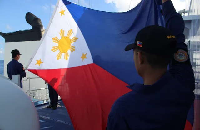 菲律官方發布影片稱，他們在仙賓礁舉行了升國旗儀式，以慶祝菲律賓獨立第 126 週年紀念日。這消息看似菲律賓方面已經大膽地在先賓礁上插旗，然而，在中國眼裡卻是「標題黨」，並沒有實際登陸礁岩。   圖 : 翻攝自騰訊網