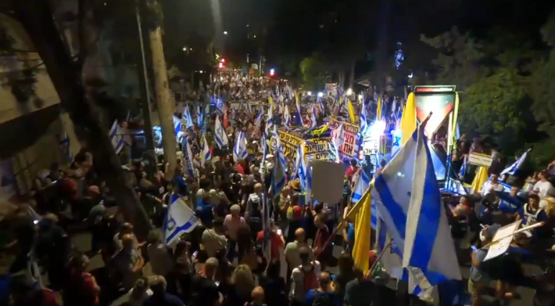 大量以色列人站在耶路撒冷的納坦雅胡家前，要求他下台。   圖：翻攝自 Inty熱點新聞 X（前推特）帳號