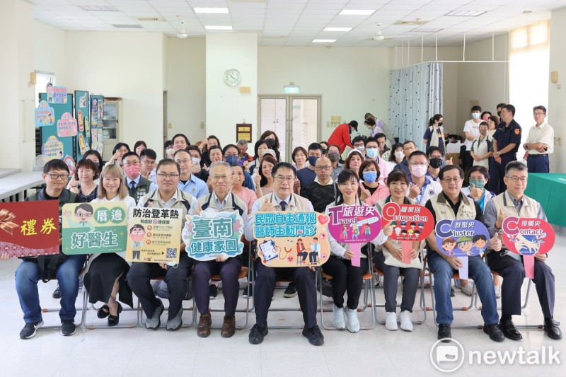 台南市政府今日辦理「登革熱症狀勿輕忽，自主通報保健康」記者會，台南市長黃偉哲鼓勵仲介業及僱主如遇受僱者有疑似症狀，可至各衛生所進行NS1快篩試劑檢驗，盼有效杜絶登革熱病毒之擴散。   圖：台南市政府提供