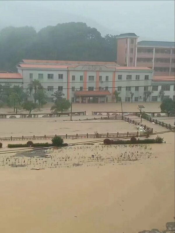 廣東省多地被洪水淹沒，受影響居民超過 10 萬戶。   圖：翻攝自 @whyyoutouzhele X 帳號