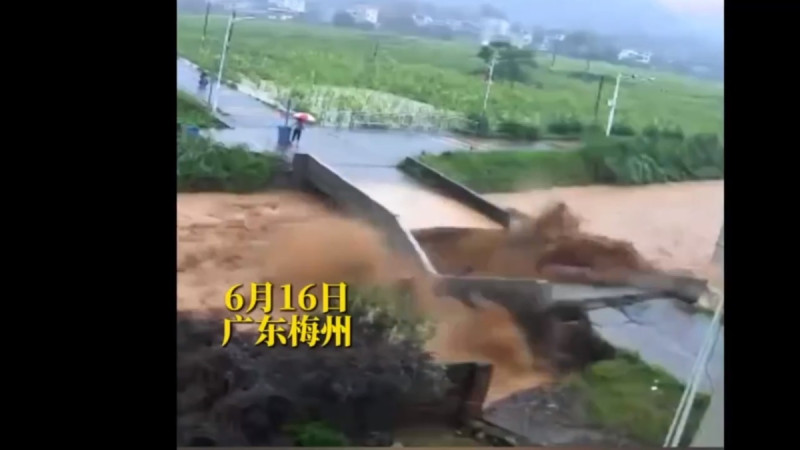 廣東省梅州市一座橋梁直接被洪水沖塌，該橋在倒塌前 30 秒還有居民經過。   圖：擷取自 @china_epoch X 分享影片