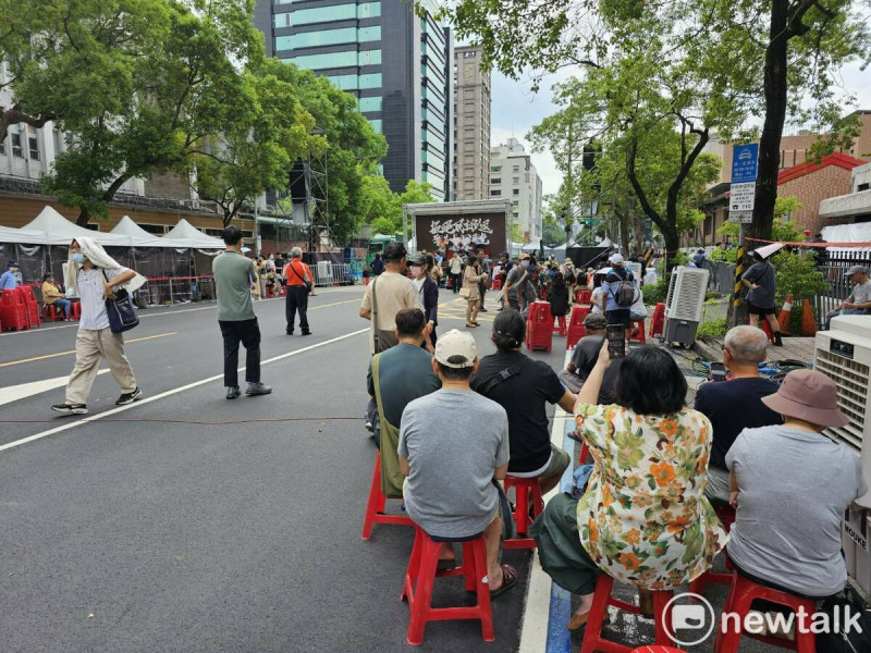 台北市上午高溫33度，反國會擴權民眾零星在立院院外聽講。   圖：林昀真/攝