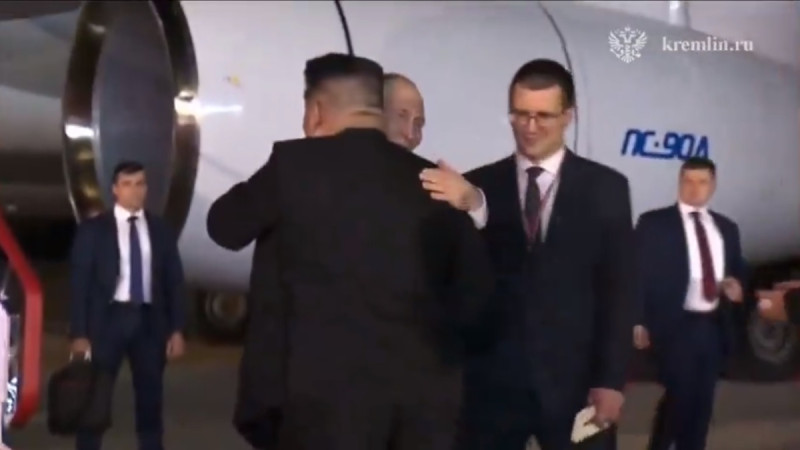 俄羅斯總統普丁在 18 日晚間抵達北韓，北韓領導人金正恩親自接機，排場十分盛大。   圖：截取自克里姆林宮影片