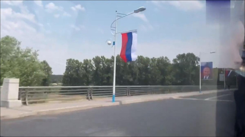 為了歡迎即將來訪的普丁，北韓街頭上所有的路燈都掛上了俄羅斯國旗或是普丁的肖像。   圖：截取自 @__Inty__ X 帳號