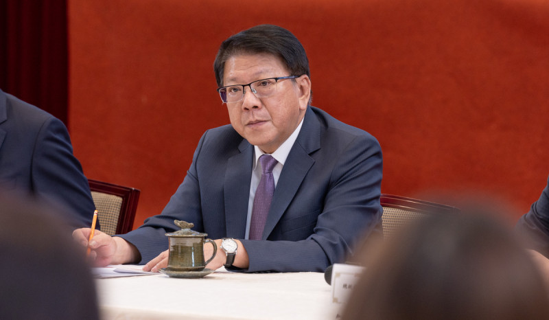 總統府秘書長潘孟安陪同出席「信賴新政 時代新台灣」記者會。   圖：總統府提供