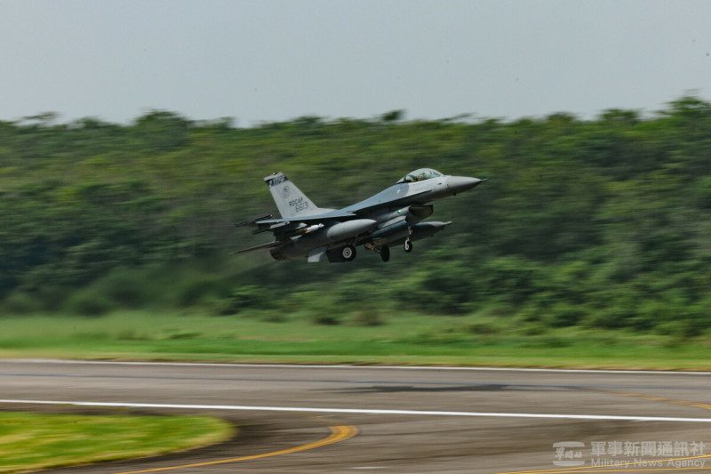 空軍花蓮基地有一架F-16V戰機進行全效能試飛時發現起落架無法收起，因而緊急返場，所幸順利降落。   圖：軍聞社提供