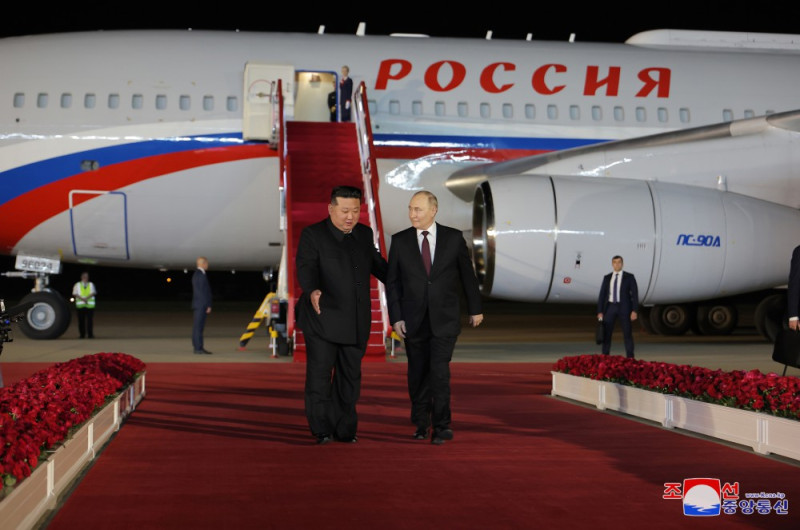  俄羅斯總統普丁(右)近日出訪北韓，並與北韓簽訂全面戰略夥伴關係條約。 圖：翻攝朝中社 