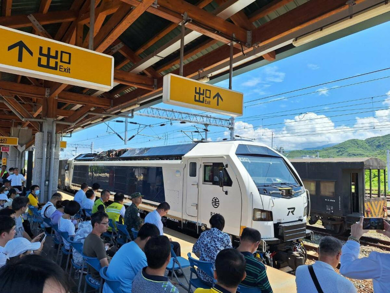 R200型柴電機車首航活動供來賓攝影。   圖：台灣鐵路公司／提供