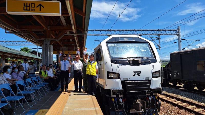 台鐵公司全新R200型柴電機車，今(19)日正式投入營運，並於花蓮站及加祿站辦理首航。   圖：台灣鐵路公司／提供