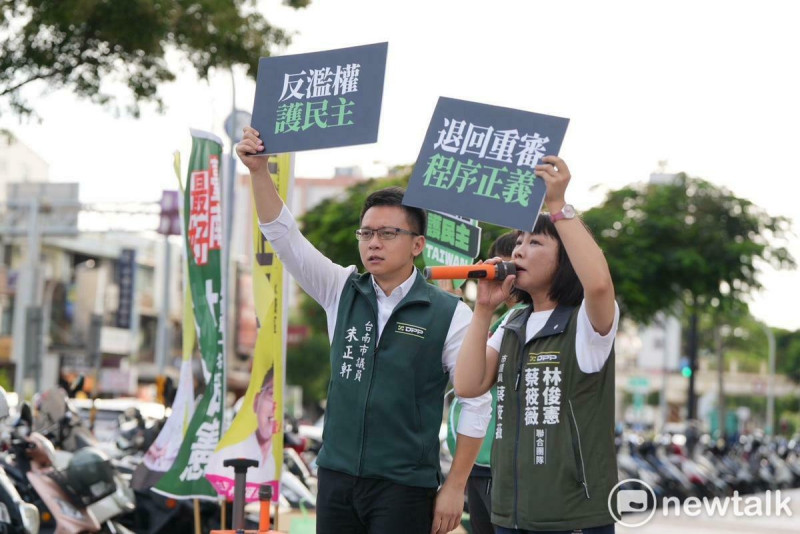 立法院將於6月21日院會就行政院覆議案表決，民進黨南市議員蔡筱薇、朱正軒等人延續氣勢走上街頭宣講，首場宣講就選在東區及永康區交界處車水馬龍的路口，以「反濫權、護民主」作為訴求，期盼宣講活動遍地開花，深化台灣民主。   圖：黃博郎／攝