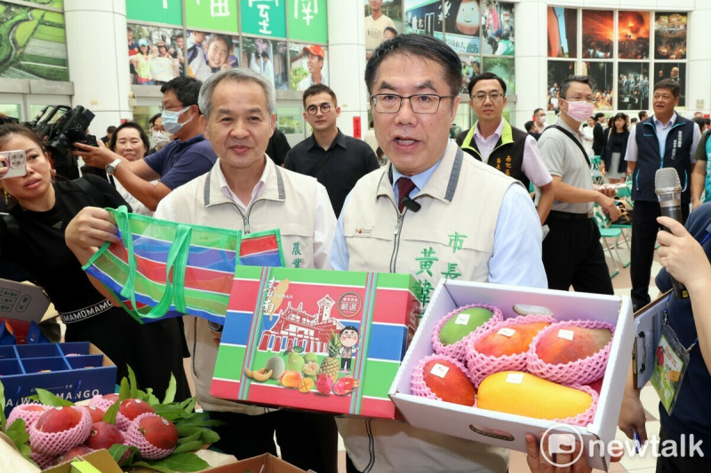 南市府日舉行「台南國際芒果節」開幕宣傳記者會，現場展示芒果、芒果入菜的料理、芒果糕點等鮮果、食品，垂涎欲滴，令人食指大動。   圖：台南市政府提供