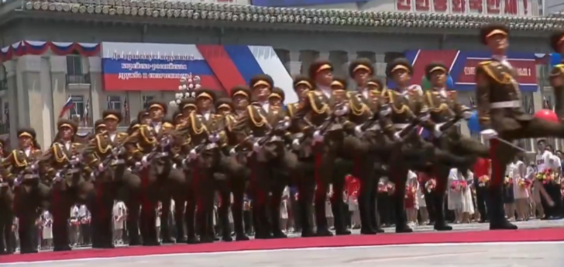 北韓為俄羅斯總統普丁舉辦大型閱兵。 圖：翻攝自克里姆林宮官網 