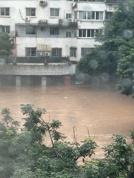 中國南方近期遭受豪雨侵襲，多處爆發洪災，許多建築都被泡在水中。   圖：翻攝自 @whyyoutouzhele X 帳號