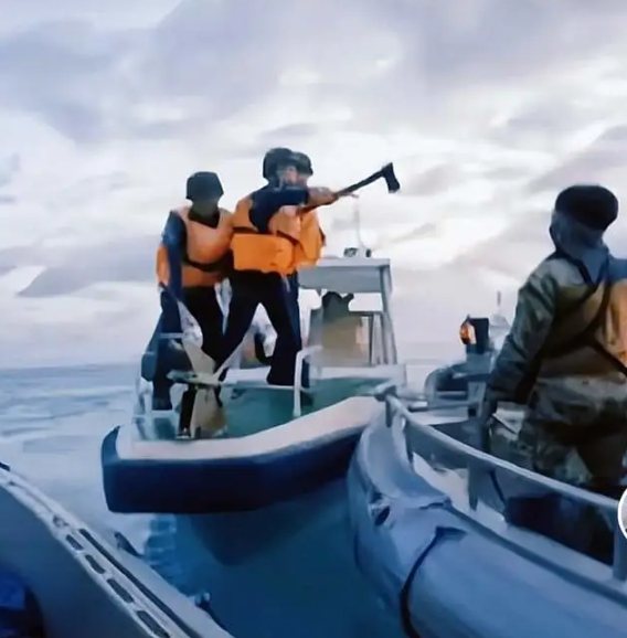  中國海警 6 月 17 日持斧頭，仗著人多，強勢登上菲律賓補給船檢查，並沒收槍支。 圖 : 翻攝自大圖鑑 